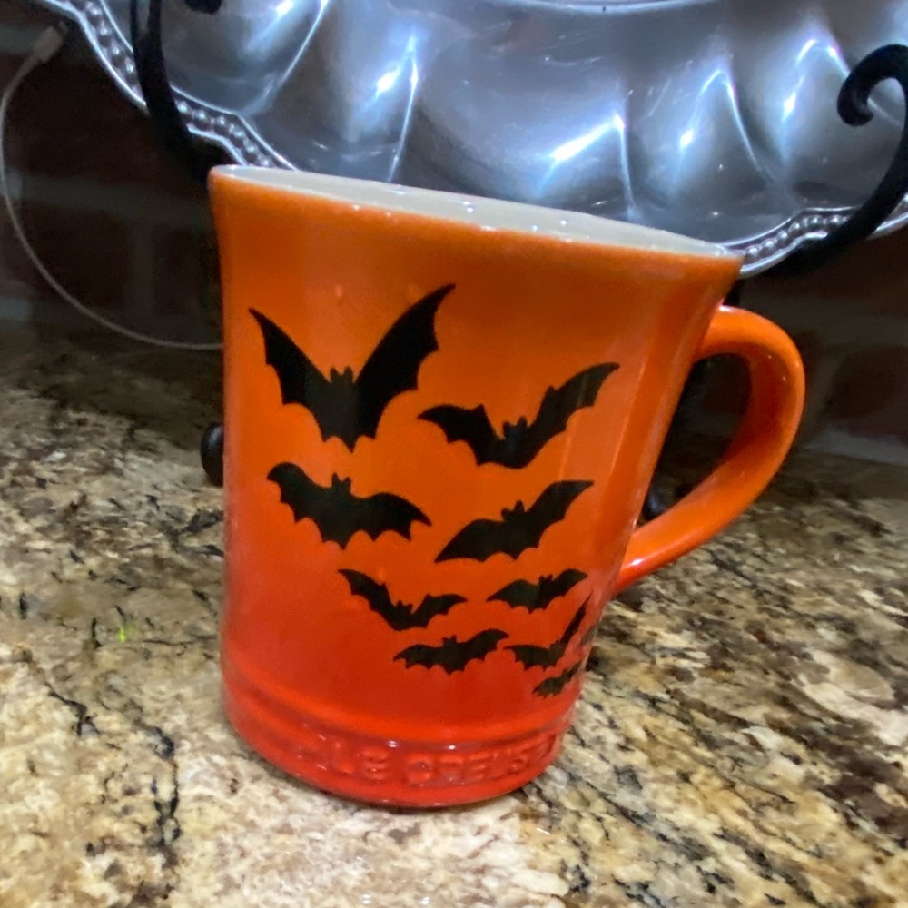 Le Creuset 14oz coffee mug FLAME with black bats -
NEW! LAST ONE 🦇 PRICE FIRM 🦇 - Picture 6 of 8